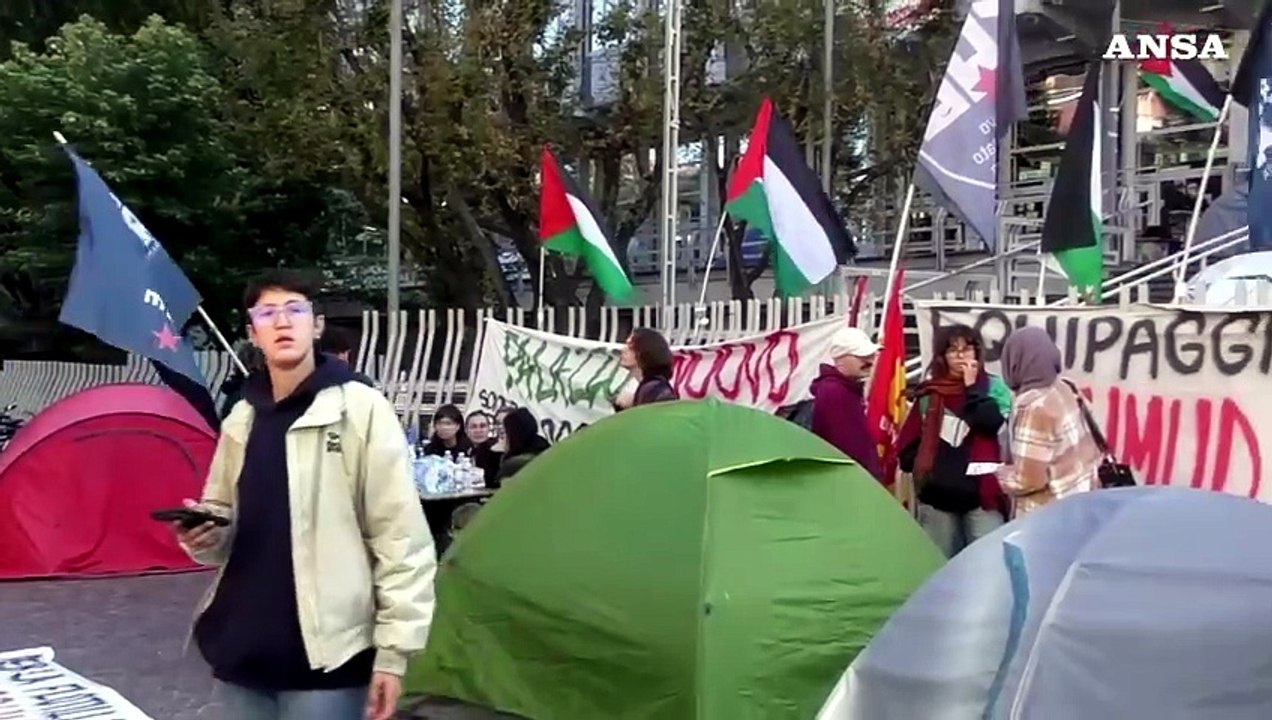 Corteo a Torino per la Flotilla, gli studenti bloccano l'ingresso della tangenziale