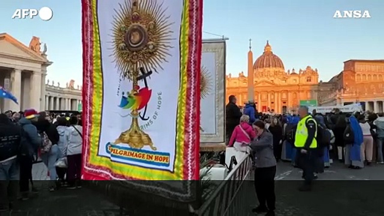 Migliaia di persone in Vaticano per i funerali di Papa Francesco