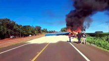 Caminhão pega fogo após acidente na BR-277 e rodovia é interditada em Céu Azul