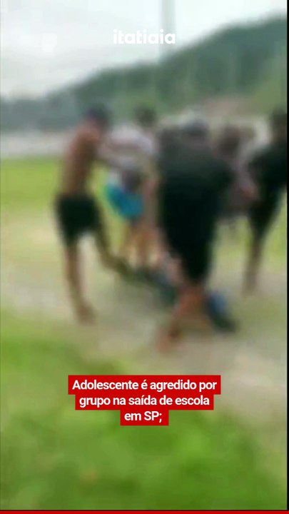 Vídeo: adolescente é agredido por grupo na saída de escola em SP; veja