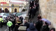 Mattarella su Ponte Carlo a Praga, studenti italiani cantano l'inno di Mameli
