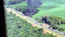 Imagens aéreas mostram BR-277 completamente interditada após grave acidente com incêndio