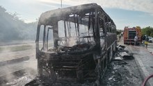 Ônibus universitário pega fogo em Forquilha; incêndio não deixou vítimas