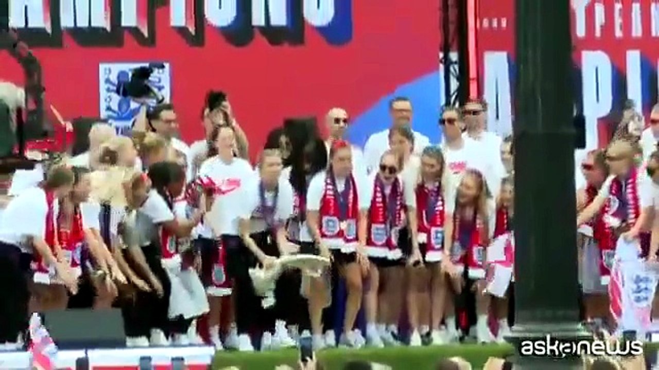 Calcio, la nazionale femminile inglese festeggia a Buckingham Palace