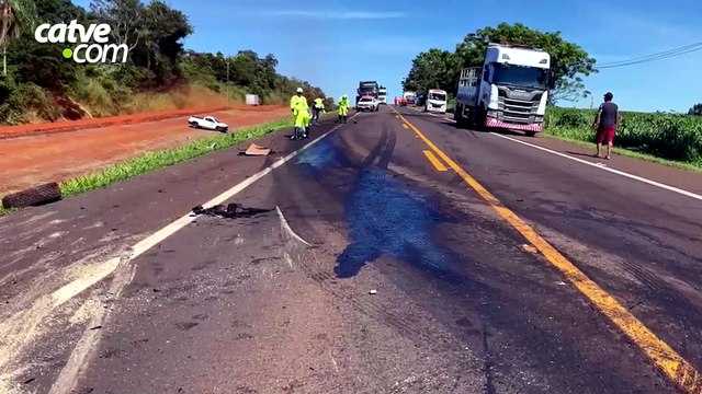 Carreta pega fogo após batida com caminhonete na BR-277 em Céu Azul