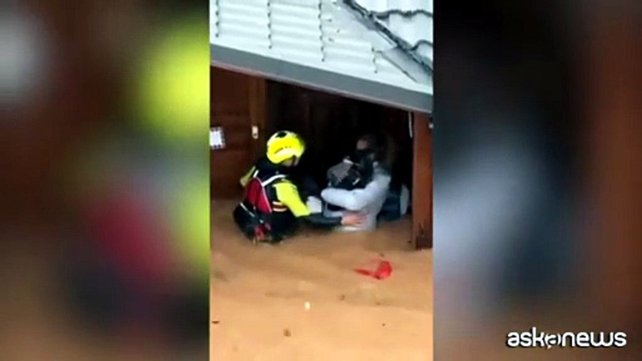 Valencia: una donna e il suo cane salvati in elicottero