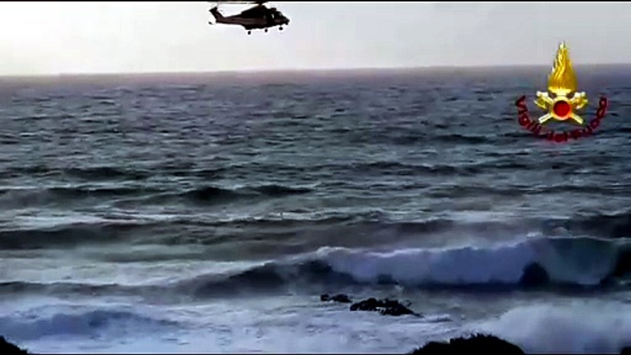 Dramma ad Arbus, turista irlandese muore in mare: l'intervento dei vigili del fuoco