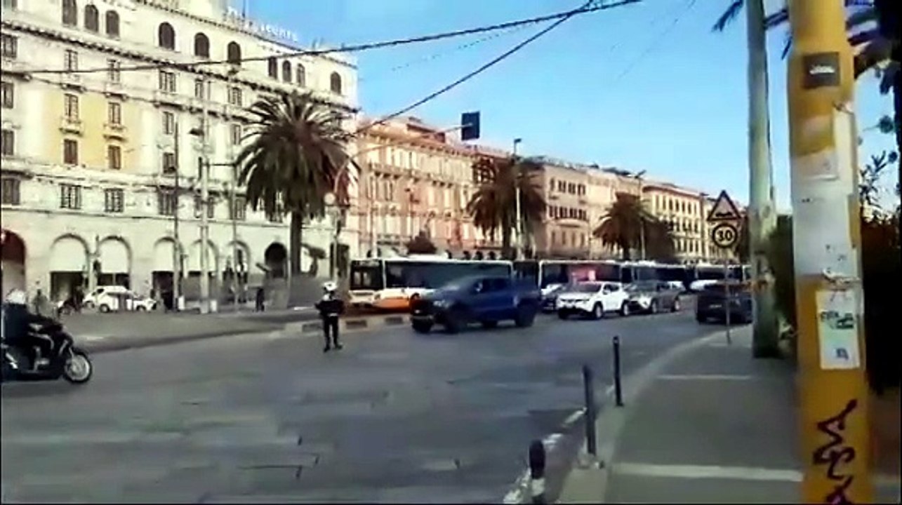 Cagliari, i trattori bloccano via Roma: città nel caos e traffico in tilt