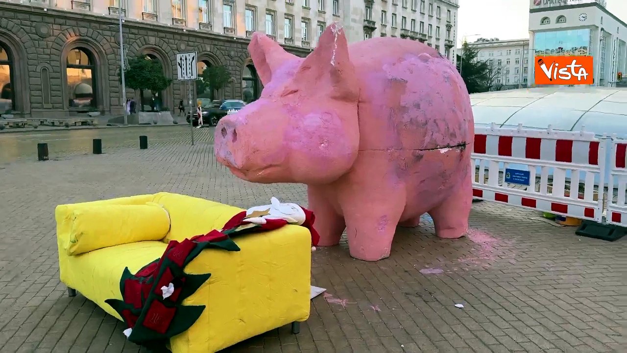 Un enorme maiale al centro di Sofia dopo le proteste che hanno portato alle dimissioni del Governo