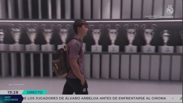 Florentino Pérez saluda a toda la plantilla del Real Madrid antes del partido contra el Girona