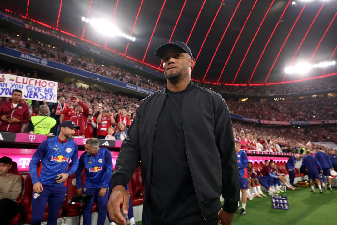Auguri a Vincent Kompany! L'allenatore del Bayern spegne 40 candeline: la squadra lo festeggia così