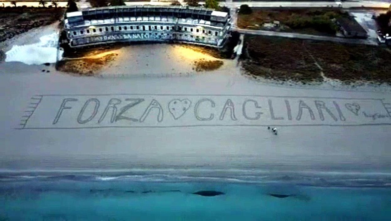 "Forza Cagliari": una gigantesca sciarpa tracciata sulla spiaggia del Poetto