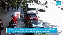 Manejó en contramano en pleno centro de La Plata y de milagro no hubo un grave accidente