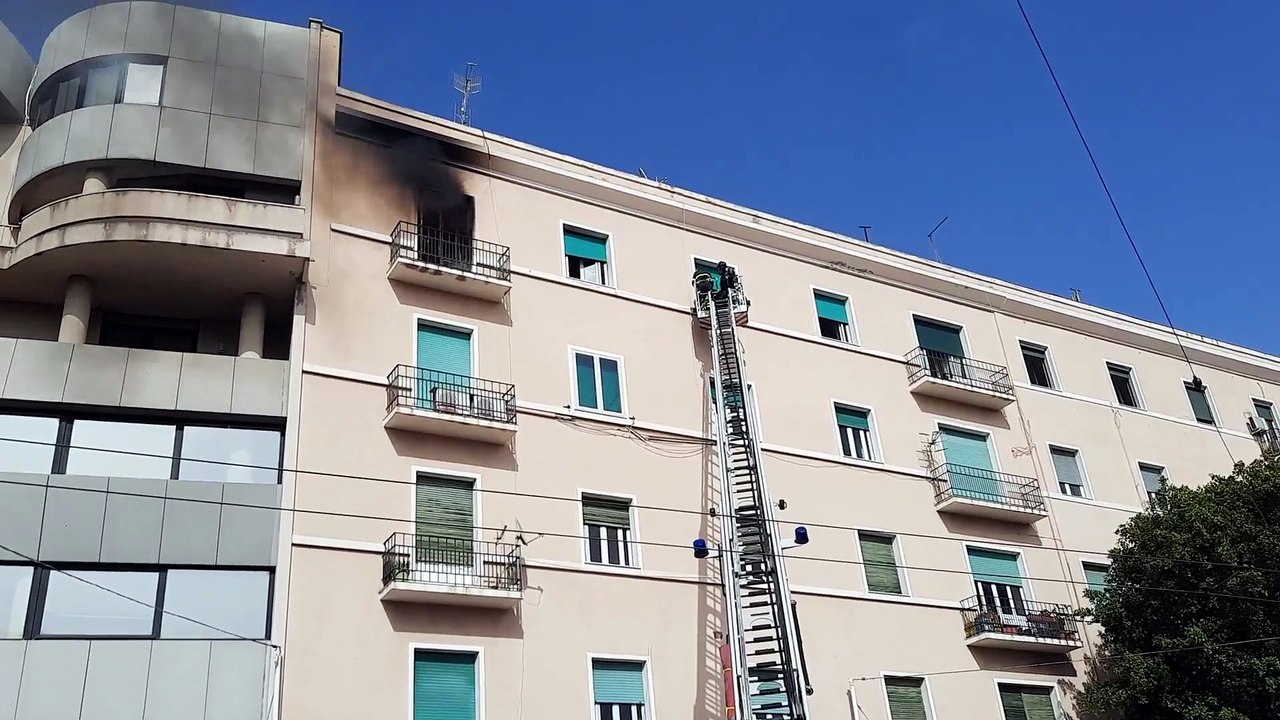 Incendio in appartamento, paura in viale Trieste a Cagliari