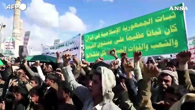 Yemen, sostenitori degli Houthi festeggiano la vittoria dell'Iran in guerra