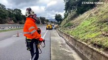 Chiusa la 131 Dcn, così i rocciatori abbattono il costone che rischiava di crollare sulle auto