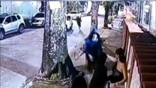 VÍDEO: Mulher é assaltada e agredida após ser cercada por cinco bandidos; veja