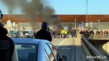 Fumo e blocchi al porto di Marsiglia contro la riforma delle pensioni