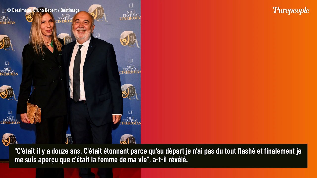 “Au départ, je n’ai pas du tout flashé” : Gérard Jugnot revient sur sa rencontre avec sa femme, de 30 ans sa cadette