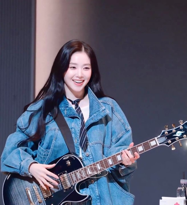 260410 Irene (아이린) guitar