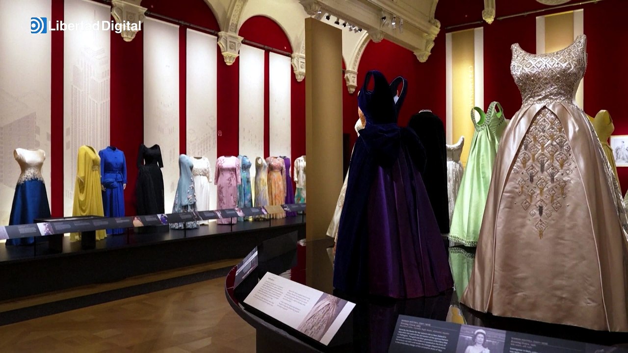 Se exponen 300 vestidos de la reina Isabel II con motivo del centenario de su nacimiento