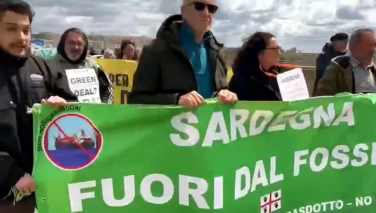La manifestazione contro il rigassificatore blocca Cagliari: traffico in tilt