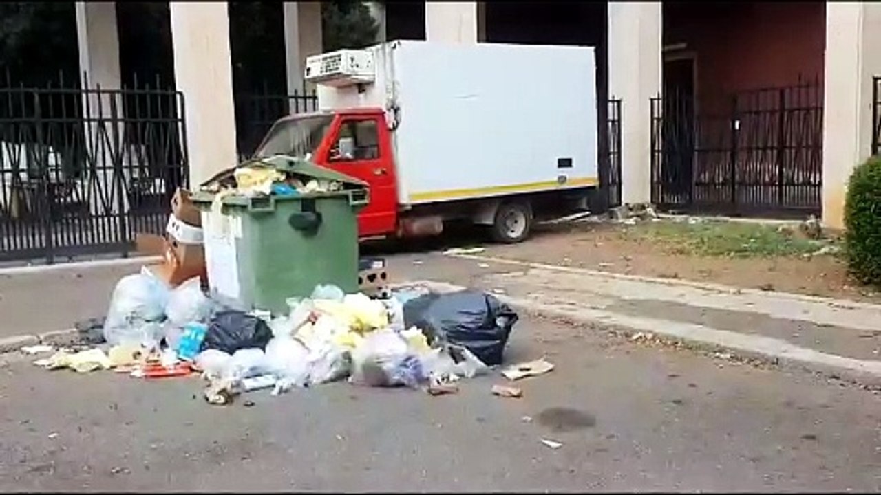 Cagliari, cumulo di rifiuti davanti al cimitero di San Michele