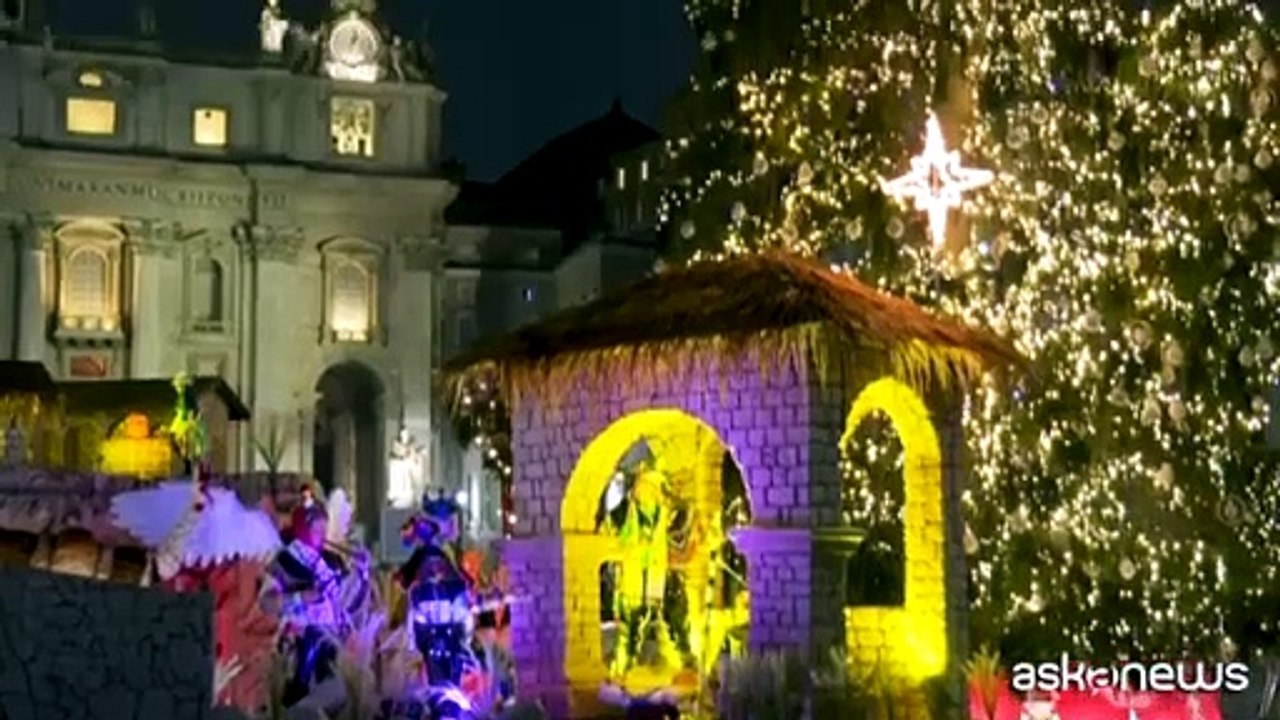 Natale in Vaticano, inaugurati albero e presepe in piazza San Pietro