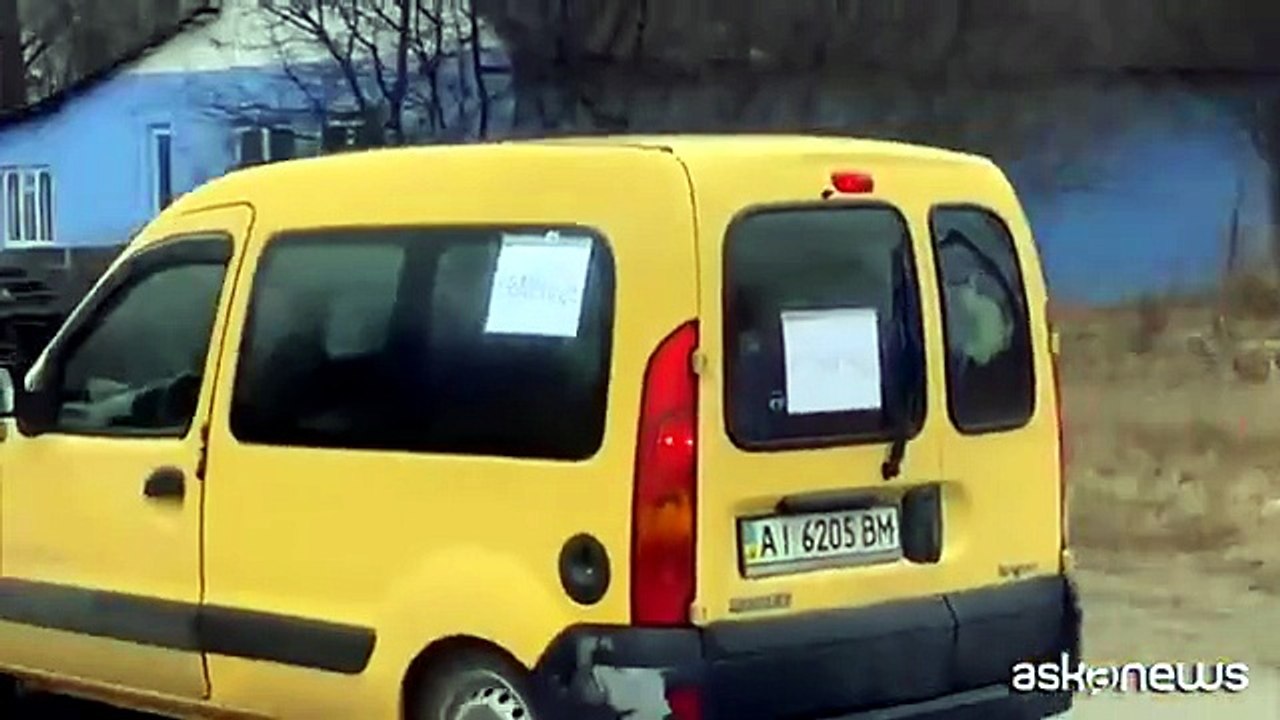 Lunga coda di auto in fuga alla periferia di Kiev