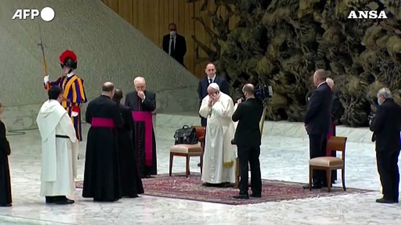 Vaticano, Papa Francesco interrompe l'udienza settimanale per rispondere al telefono