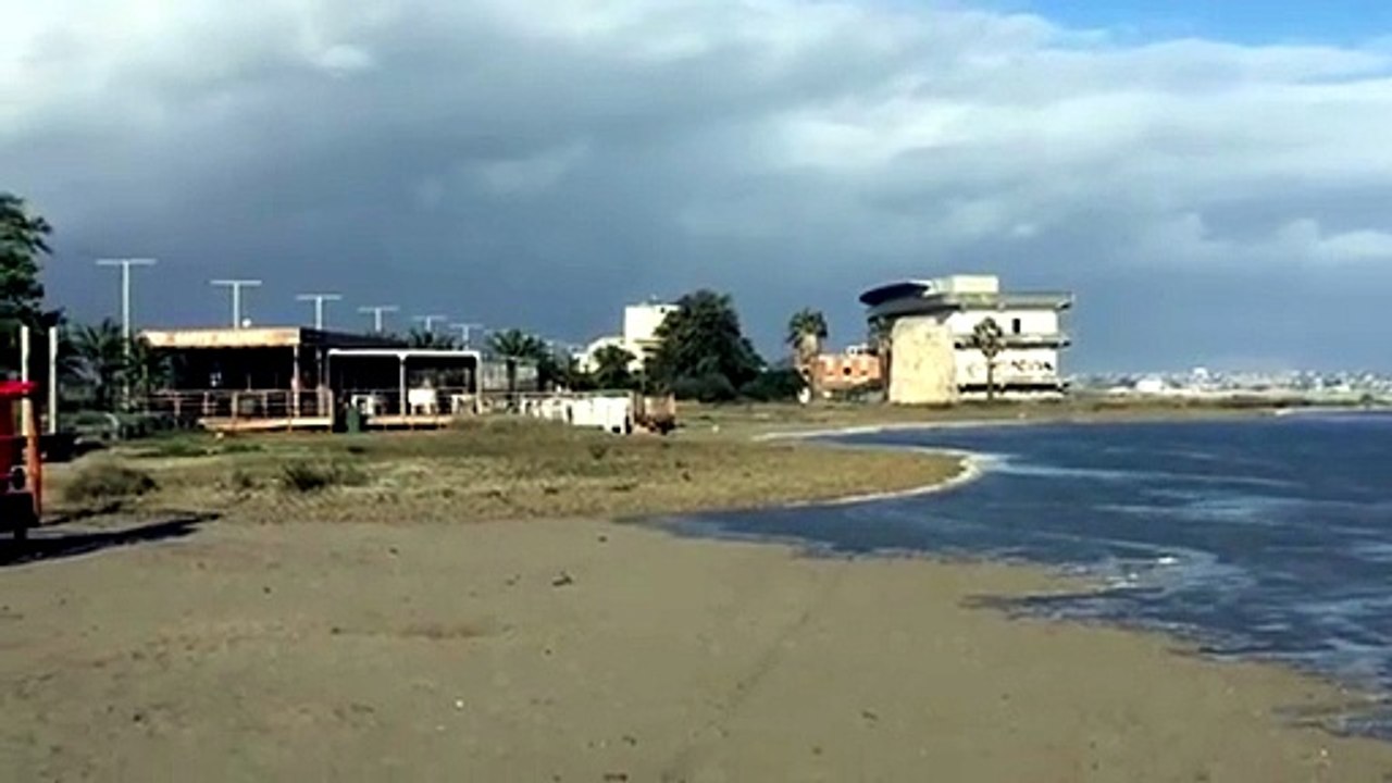 Mareggiata al Poetto: fanno festa i surfisti