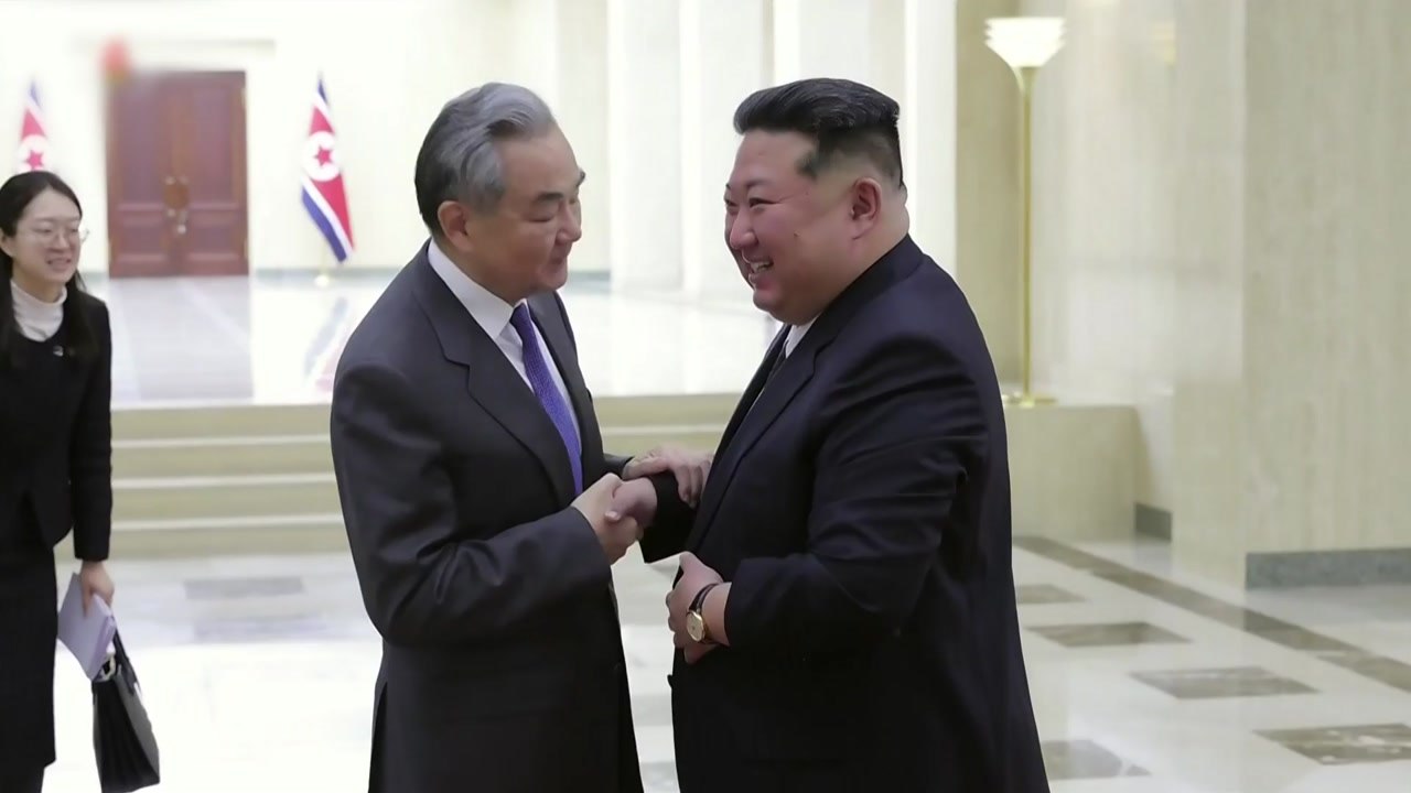 김정은, 왕이 중국 외교부장 만나 "다극세계 정책 지지" / YTN