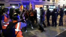 Catalogna, la polizia carica i manifestanti a Barcellona