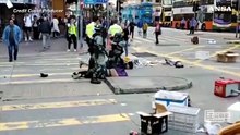Hong Kong: il momento in cui il poliziotto spara al manifestante