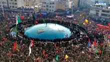 Folla oceanica a Teheran per i funerali di Soleimani