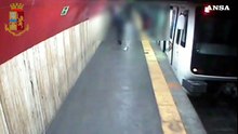 Roma, ripreso dalle telecamere della metro A mentre maneggia armi