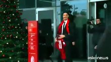 Milan, Ibrahimovic accolto dai tifosi mostra la maglia rossonera