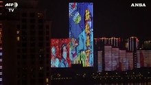 Coronavirus,  Wuhan si illumina per omaggiare operatori sanitari