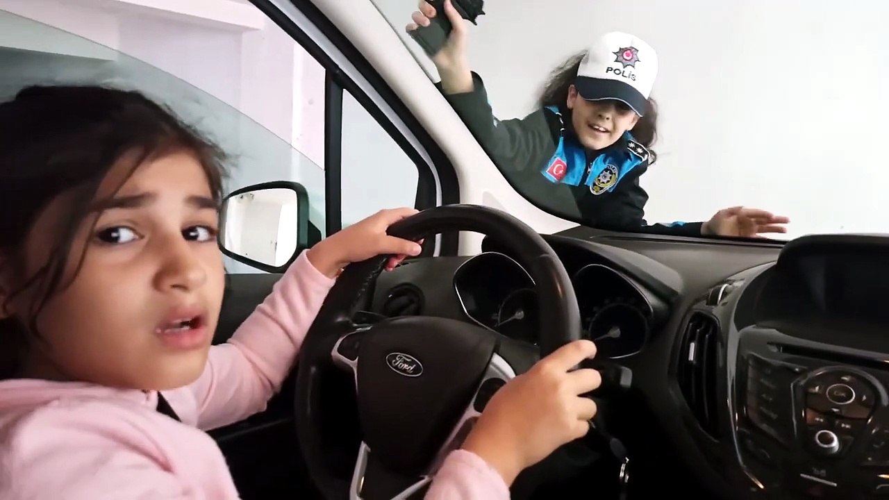 Melisanın önüne trafik polisi Azra çıktı _ polis arabası _ polis sireni _ polis