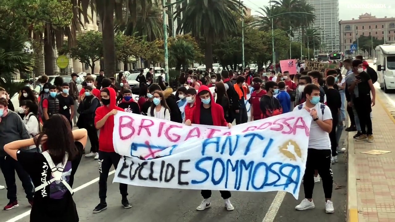 Cagliari, studenti scendono in piazza: bloccati autobus e traffico paralizzato in centro
