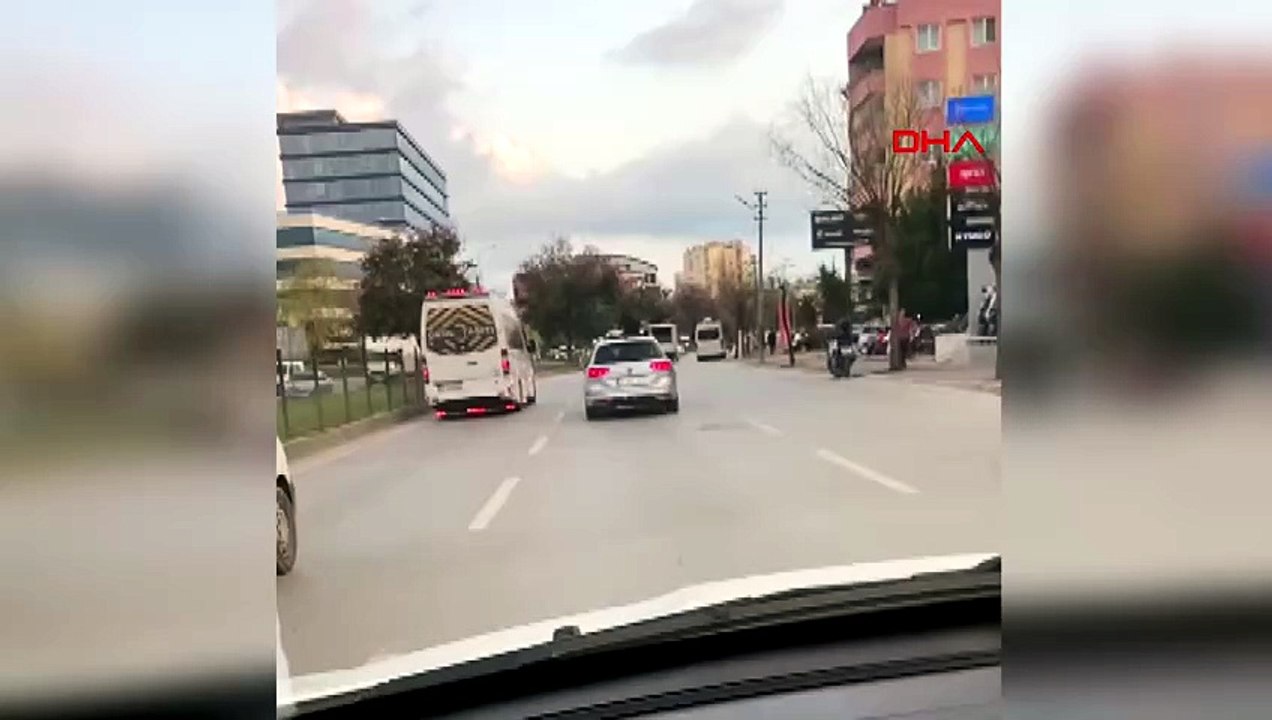 Trafikte seyir halindeki aracın üzerinde dans etti!
