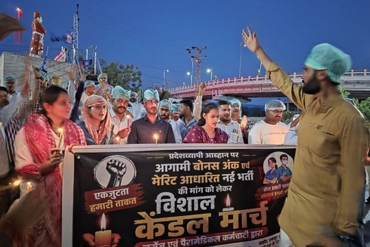 बोनस अंक-नई भर्ती की मांग को लेकर नर्सेज ने निकाला कैंडल मार्च