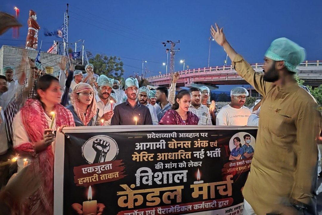 बोनस अंक-नई भर्ती की मांग को लेकर नर्सेज ने निकाला कैंडल मार्च, पूनम गार्डन से विवेकानंद सर्कल तक निकला मार्च