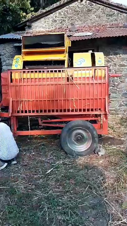ट्रेक्टर से गाव की गेहू मढ़ाई