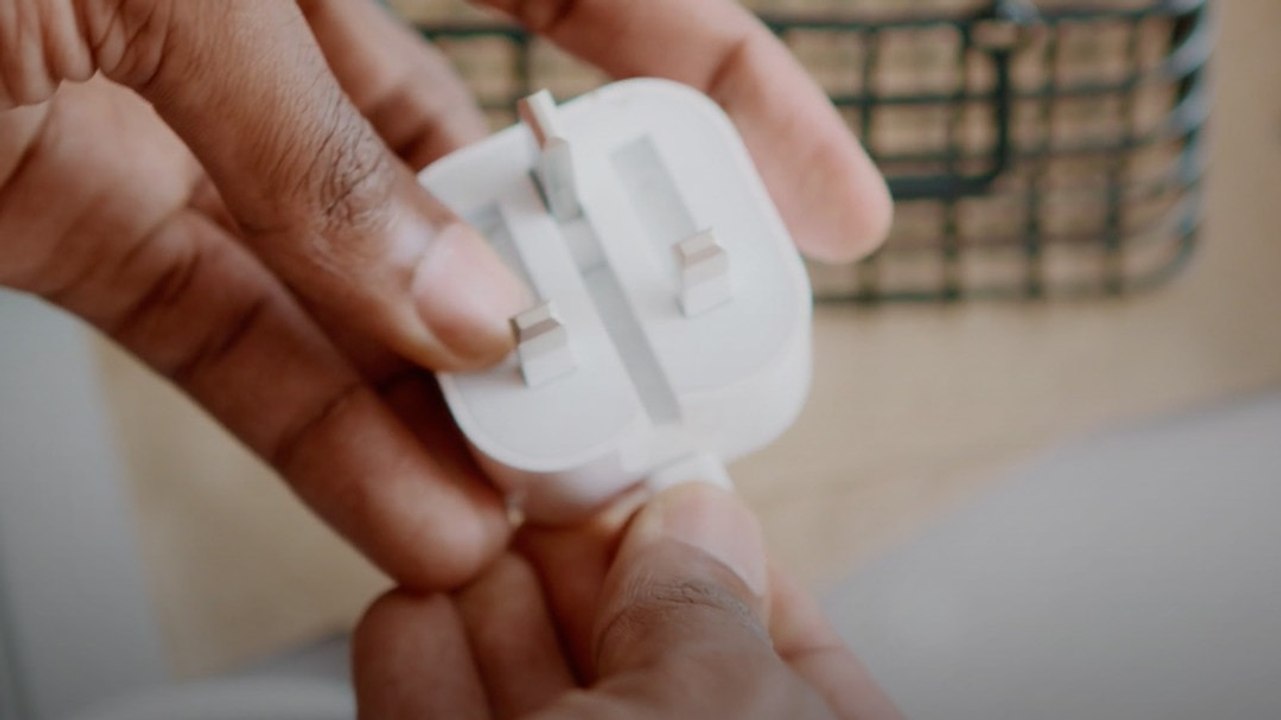Fake Mobile Charger से हो सकता है बड़ा हादसा, Experts ने दी Warning