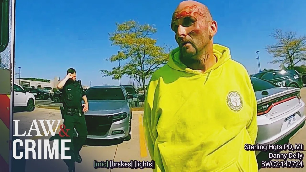 Un homme tente de poignarder un policier en pleine crise chez Walmart