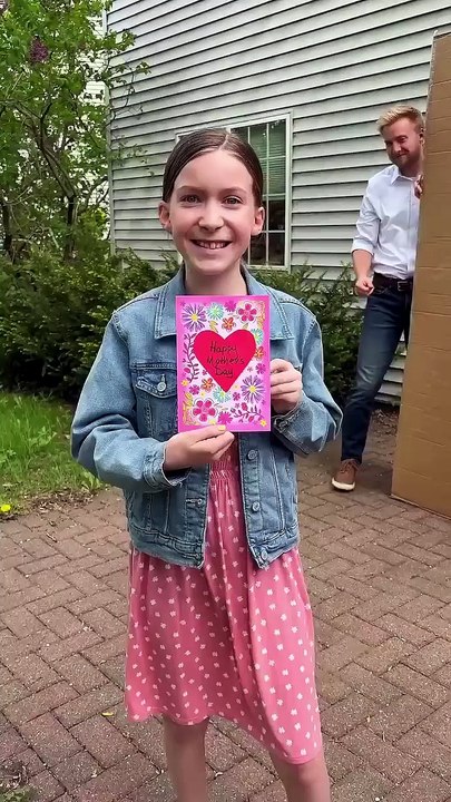Kids surprise mom with the biggest card ever 💖✨
