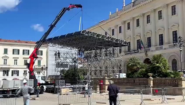 Cavalcata Sarda, a Sassari tutti con il naso all'ins? in piazza d'Italia per l'allestimento del palco in piazza d'Italia