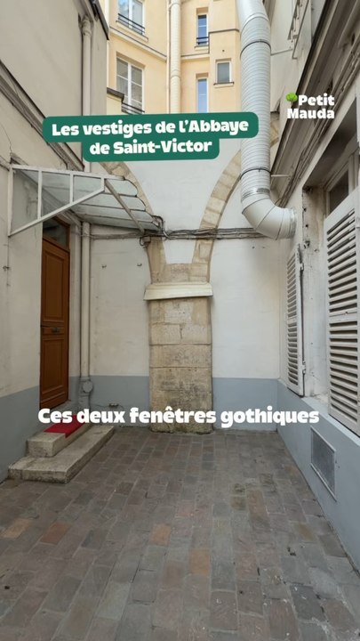 Deux fenêtres gothiques coincées dans un mur en plein Paris… les derniers témoins d'un passé sanglant 👀🎁 Nos bons plans à retrouver en bio ! ❤️‍🔥👉🏻 Et abonne-toi a Petit Mauda pour plus d’inspiration ! 🌳©️ Crédit : @petitmauda