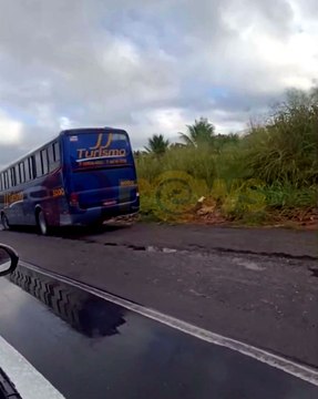 Uma pessoa morre e quatro ficam feridas após ônibus tombar na BR-324